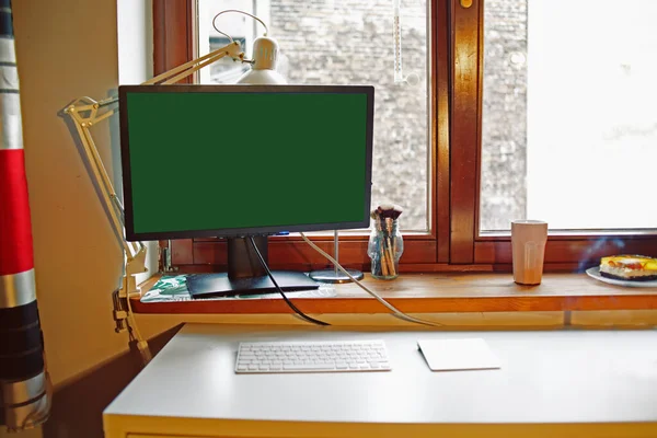 Pulpit Komputer Stole Tle Okna Komputer Zielony Ekran — Zdjęcie stockowe