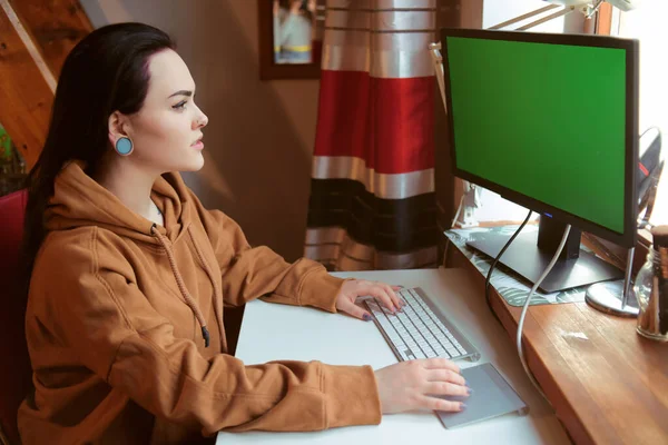 Chica Está Sentada Casa Escritorio Computadora Con Pantalla Verde Educación — Foto de Stock