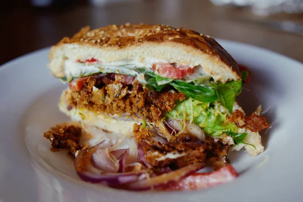 Hambúrguer Vegetariano Com Seitan Tomate Alface Pão Branco Com Maionese — Fotografia de Stock