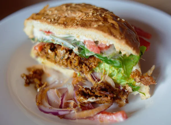 Hambúrguer Vegetariano Com Seitan Tomate Alface Pão Branco Com Maionese — Fotografia de Stock