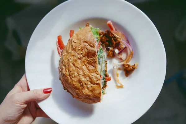 Vegetáriánus Burger Szeitánnal Paradicsommal Salátával Fehér Zsemlével Majonézzel Házi Készítésű — Stock Fotó