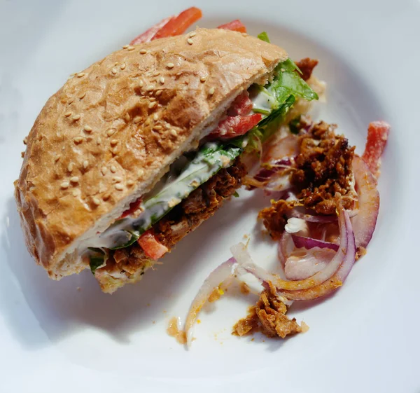 Hambúrguer Vegetariano Com Seitan Tomate Alface Pão Branco Com Maionese — Fotografia de Stock