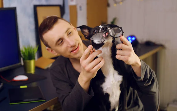 Dog Prevents Owner Working Dog Took Glasses Owner Face Nibbles — Stock Photo, Image