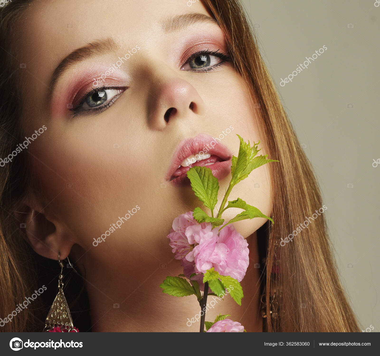 Bonita joia para o nariz com brilhantes que formam uma flor