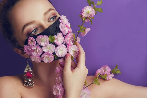 Hermosa Chica Primavera Con Flores Una Máscara Primavera Que Podemos —  Fotos de Stock