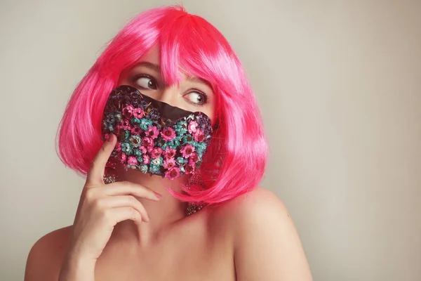 Ragazza Con Capelli Rosa Brillante Anime Una Maschera Fiori Primavera — Foto Stock