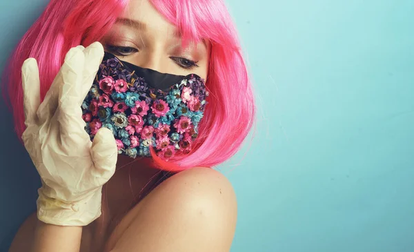 Egy Lány Maszkban Kesztyűben Divatfotó Rózsaszín Hajú Modell Virágos Kesztyűs — Stock Fotó
