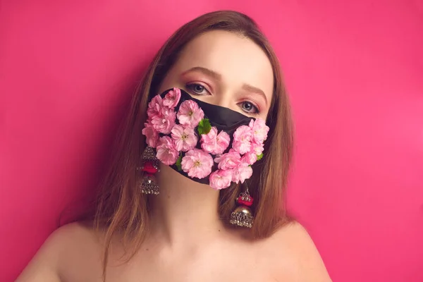 Ragazza Primavera Ritratto Modello Sfondo Rosa Una Maschera Fiori Ragazza Fotografia Stock