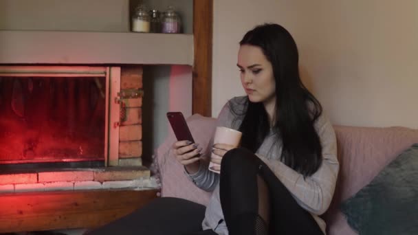 Brunette Zit Thuis Naar Telefoon Kijken Het Meisje Kletst Speelt — Stockvideo