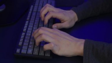 Evdeki adam bilgisayarın başına oturur ve mavi, yeşil bir ekranın arkasında oyun oynar. Evdeki adam serbest çalışıyor ve telefonda konuşuyor, sinirleniyor, yalınayak konuşuyor, sinirli ve kaba.