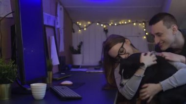 Kız evde mavi, yeşil ekranlı bir bilgisayarın başında oturuyor. Adam ve köpek kızların işlerine karışıyor, aile serbest çalışma sırasında evdeki her şeyi karantinaya alarak eğleniyor..
