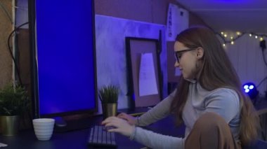 Kız evde mavi, yeşil ekranlı bir bilgisayarın başında oturuyor. Adam ve köpek kızların işlerine karışıyor, aile serbest çalışma sırasında evdeki her şeyi karantinaya alarak eğleniyor..