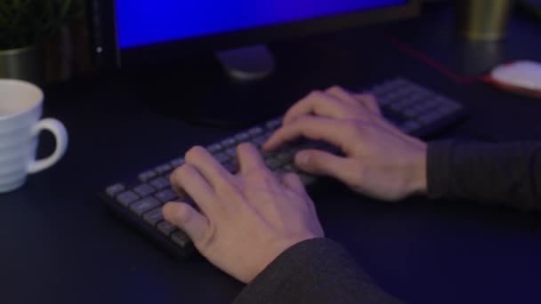 Orang Duduk Belakang Biru Hijau Layar Dan Jenis Pada Keyboard — Stok Video