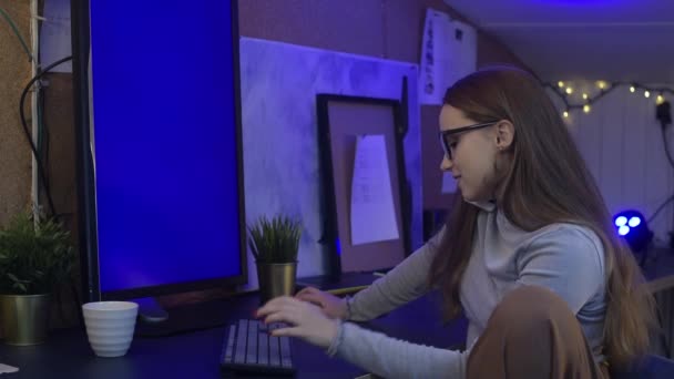 Dziewczyna Siedzi Domu Przy Komputerze Niebieskim Zielonym Ekranem Facet Pies — Wideo stockowe