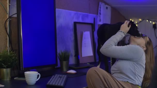 Menina Está Sentada Casa Computador Com Uma Tela Azul Verde — Vídeo de Stock