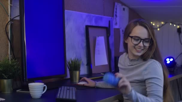 这个女孩坐在家里的电脑前 屏幕是蓝色的 绿色的 男人和狗妨碍了女孩们的工作 家庭在自由职业工作时把家里的东西都隔离起来很好玩 — 图库视频影像