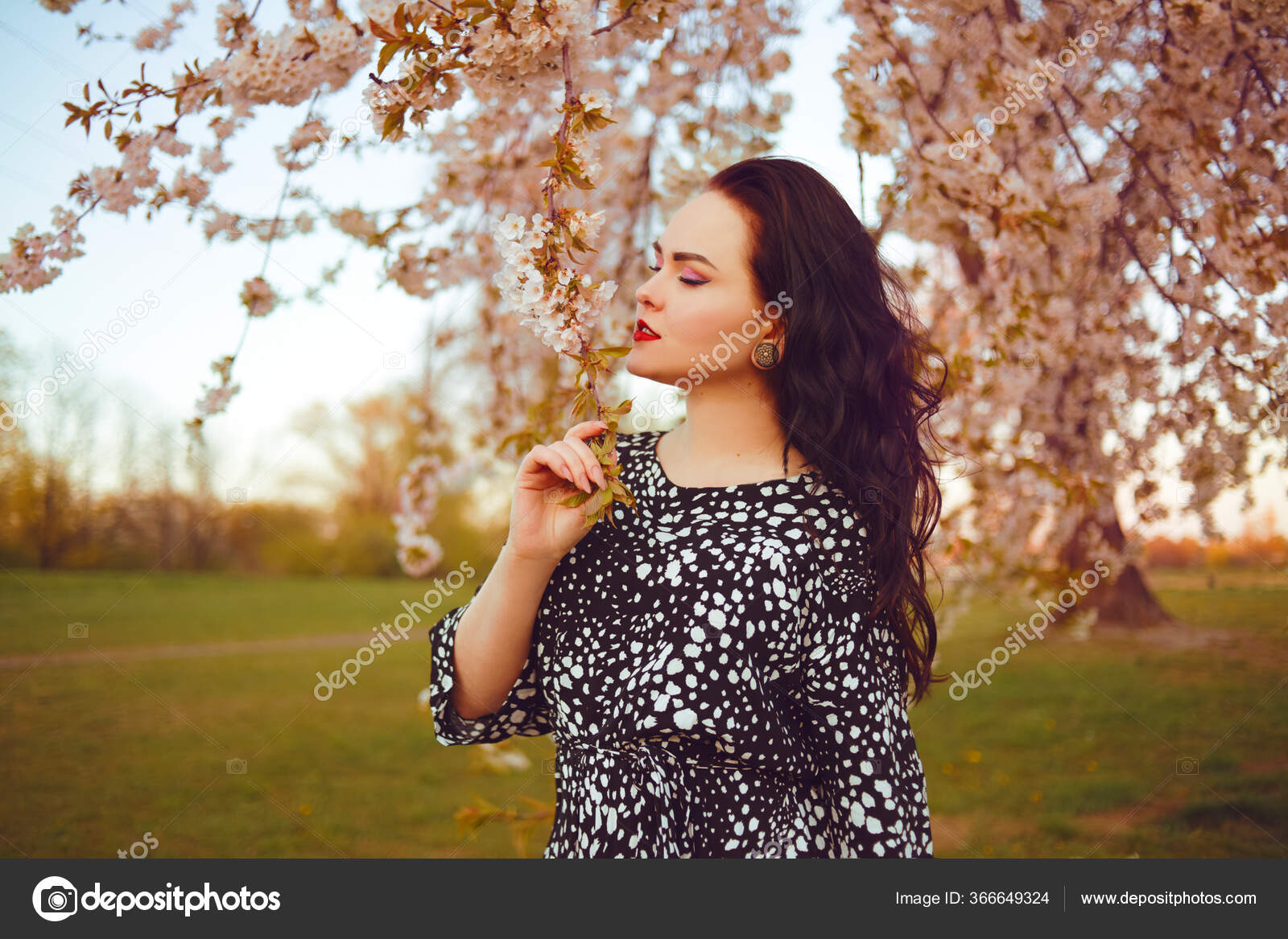 Calm adult pregnant woman practicing yoga while sitting in pose lotus on  ground in park — Lotus Pose, mother - Stock Photo | #313130550