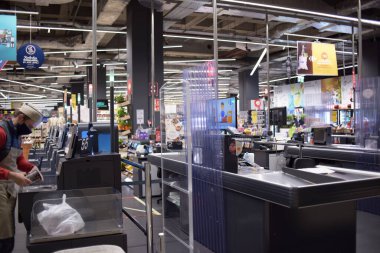 Krakow, Polonya Coronavirus sırasında 21.04.2020 boş mağaza. Kasanın önündeki ekranda, önlemler....