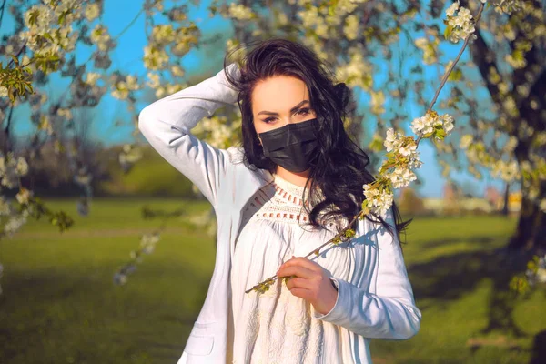 Una Hermosa Chica Con Una Máscara Está Flor Puedes Salir — Foto de Stock