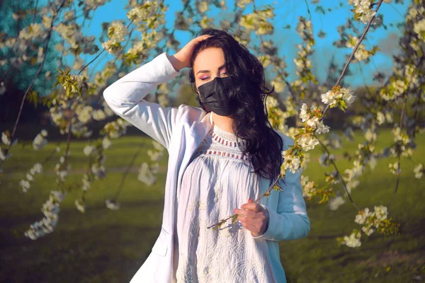 Una Bella Ragazza Maschera Sta Fiore Può Uscire Durante Quarantena — Foto Stock