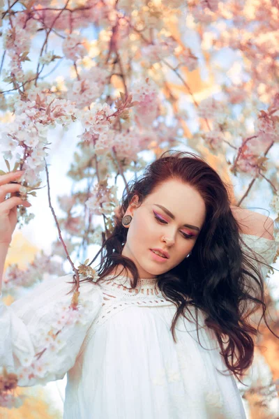 Muchacha Increíblemente Tierna Las Flores Sobre Fondo Del Árbol Con —  Fotos de Stock