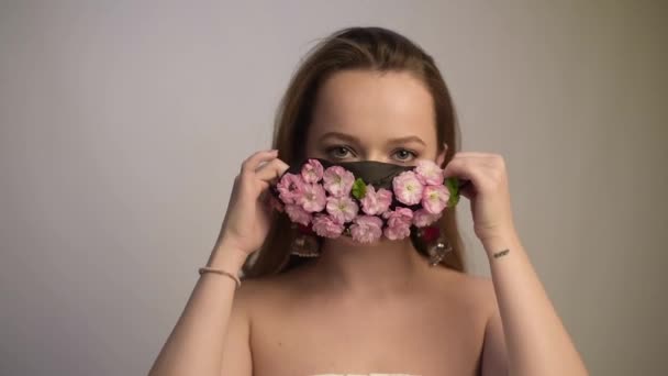 Chica Con Hermoso Pelo Largo Una Máscara Antiviral Video Moda — Vídeo de stock