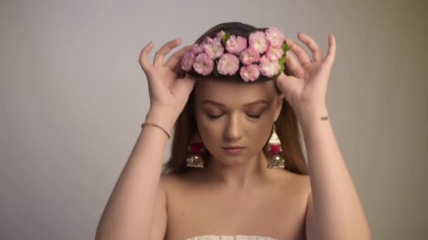 Menina Com Cabelo Longo Lindo Uma Máscara Antiviral Vídeo Moda — Vídeo de Stock