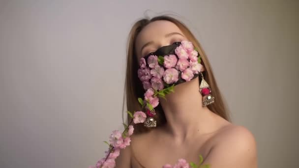 Κορίτσι Υπέροχα Μακριά Μαλλιά Αντιική Μάσκα Βίντεο Μόδας Πανδημία Ιός — Αρχείο Βίντεο