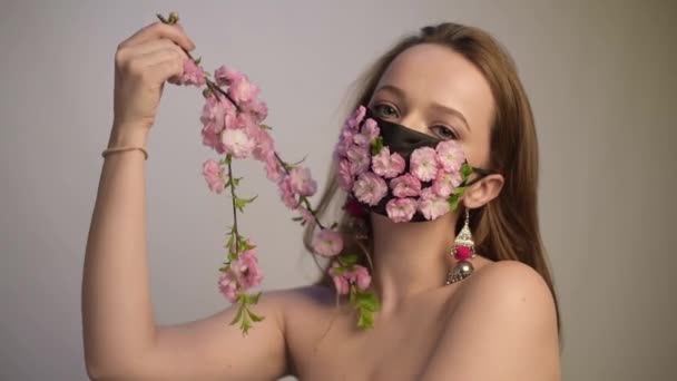 Девушка Соцветиями Весна Портрет Красивая Модель Розовым Цветком Капуста Почки — стоковое видео