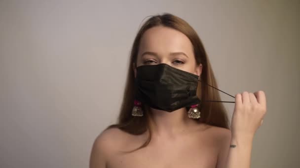 Κορίτσι Δείχνει Πώς Φορούν Μια Μάσκα Σωστά Κορίτσι Φοράει Μια — Αρχείο Βίντεο