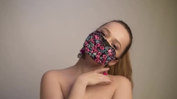 Wunderschönes Frühlingsmädchen Mit Blumen Auf Einer Maske Frühling Den Wir — Stockvideo