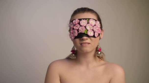 Hermosa Chica Primavera Con Flores Una Máscara Primavera Que Podemos — Vídeo de stock