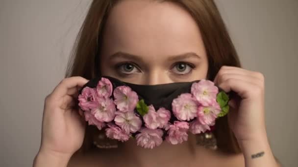 Underbar Vårflicka Med Blommor Mask Våren Som Inte Kan Andas — Stockvideo
