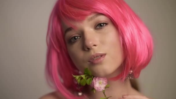 Chica Con Inflorescencias Primavera Retrato Hermosa Modelo Con Una Flor — Vídeo de stock