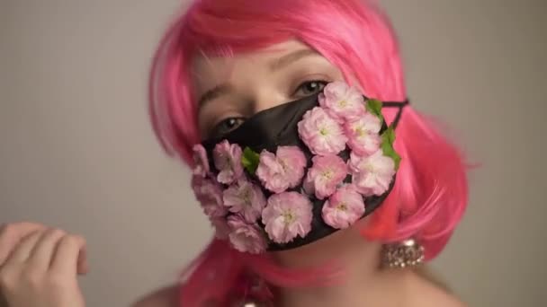 Chica Con Pelo Rosa Brillante Anime Una Máscara Flores Primavera — Vídeo de stock