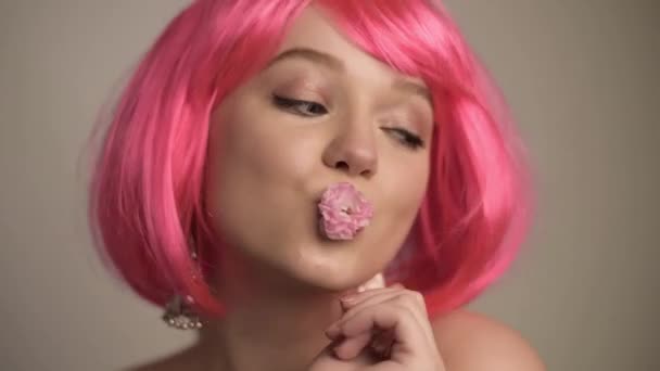 Mädchen Mit Blütenständen Frühling Porträt Schönes Modell Mit Einer Rosa — Stockvideo