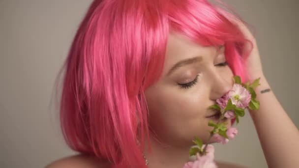 Ragazza Con Infiorescenze Primavera Ritratto Bellissimo Modello Con Fiore Rosa — Video Stock