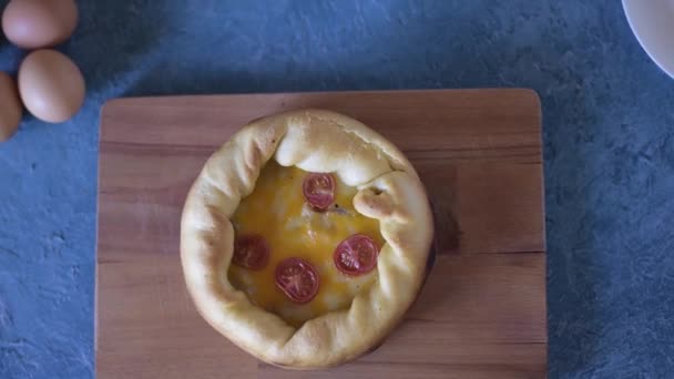 Девушка Режет Кусок Пиццы Глубокое Блюдо Пицца Икаго Сыра Сушеные — стоковое видео