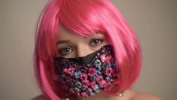 Chica Con Pelo Rosa Brillante Anime Una Máscara Flores Primavera — Vídeo de stock