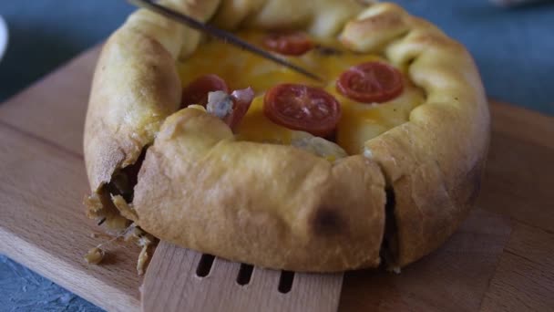 Κορίτσι Κόβει Ένα Κομμάτι Πίτσα Πίτσα Hicago Τυριά Ντοματίνια Φαγητό — Αρχείο Βίντεο