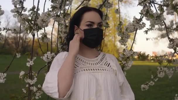 Una Hermosa Chica Aire Libre Parque Con Vestido Boho Blanco — Vídeos de Stock