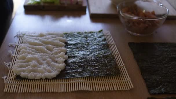 Rapariga Faz Sushi Caseiro Mãos Põem Arroz Nori Pepino Caranguejo — Vídeo de Stock