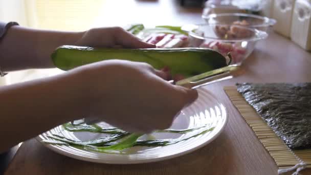 Mãos Uma Menina Que Descasca Pepino Com Uma Faca Especial — Vídeo de Stock