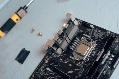 Mühendis ana kart soketine işlemci takıyor. Bilgisayar teknolojisi donanım bakımı ya da onarımı. Elektronik Geliştirme Bilgisayarlarda çalışan eller işlemciye termal yağ uygular