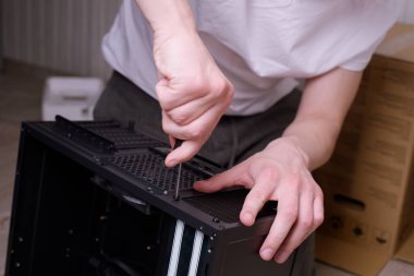 Evdeki bir adam bilgisayar topluyor, söküyor. Bir adamın elleri telleri tutar, kabloları bağlar. Profesyoneller için bilgisayar toplamak, bir oyun bilgisayarı, bilgisayar, bir sistem birimi toplamak