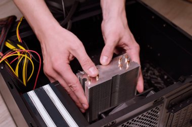 Evdeki bir adam bilgisayar topluyor, söküyor. Bir adamın elleri telleri tutar, kabloları bağlar. Profesyoneller için bilgisayar toplamak, bir oyun bilgisayarı, bilgisayar, bir sistem birimi toplamak