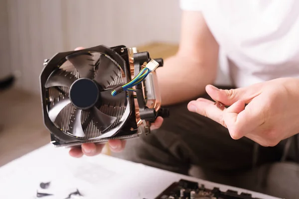 Técnico Informático Instala Sistema Refrigeración Del Ordenador Ingeniero Reparación Computadora —  Fotos de Stock