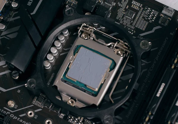 Engineer Pluggen Cpu Microprocessor Naar Moederbord Socket Onderhoud Reparatie Van — Stockfoto