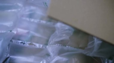 Paketleme için hava yastıkları. Online mağazadan gelen teslimat iyi paketlenmiş plastik yastıklar, hava yastığı içindeki ürünleri korumak için havayla birlikte plastik. İyi paket.
