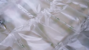 Paketleme için hava yastıkları. Online mağazadan gelen teslimat iyi paketlenmiş plastik yastıklar, hava yastığı içindeki ürünleri korumak için havayla birlikte plastik. İyi paket.